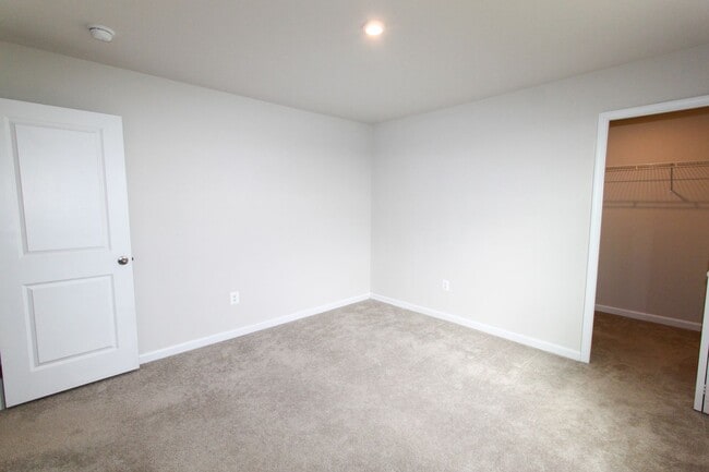 Building Photo - 4 Bed, 2.5 Single Family Home in Bunker Hi...