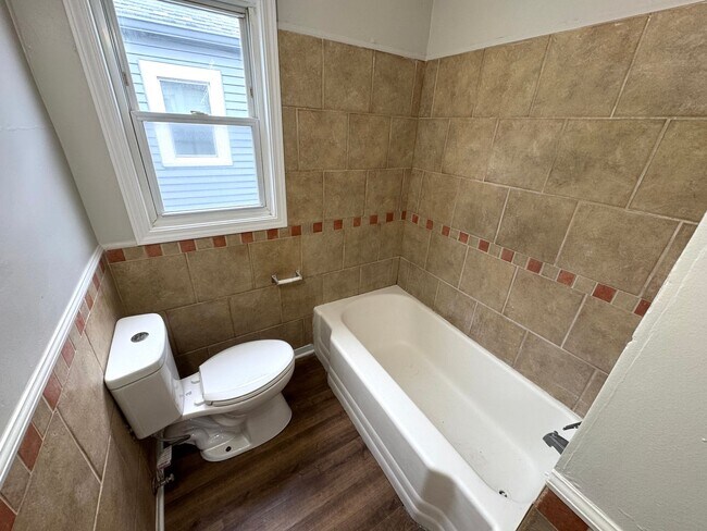 Building Photo - Near Eastside 3 Bedroom 1 Bath