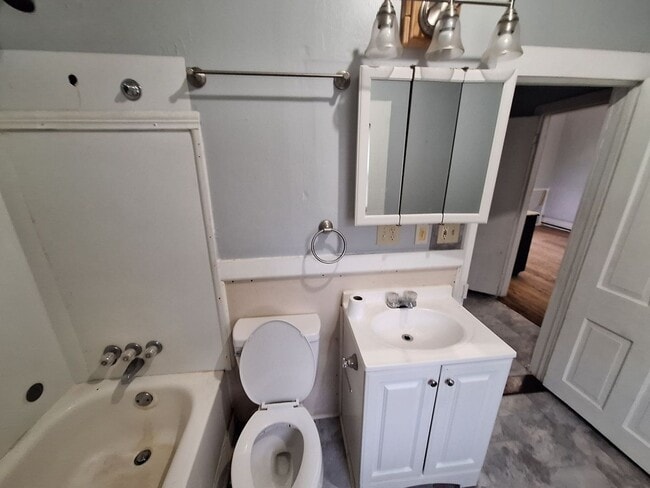 Building Photo - 2 bedroom, 1 bath