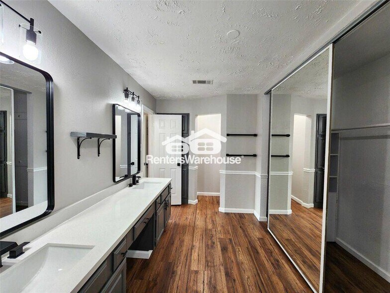 Building Photo - 2118 Creston Dr