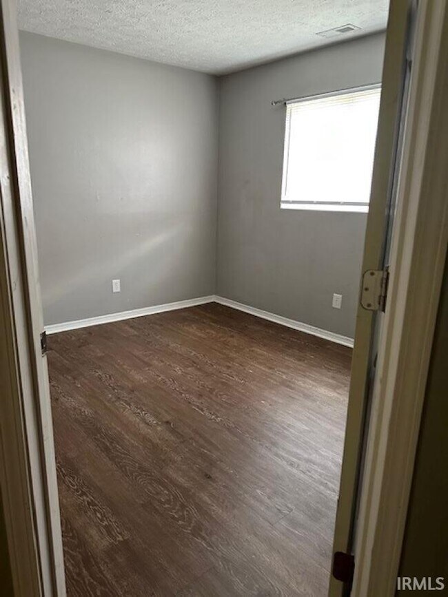 Building Photo - 1326 N Woodburn Ave