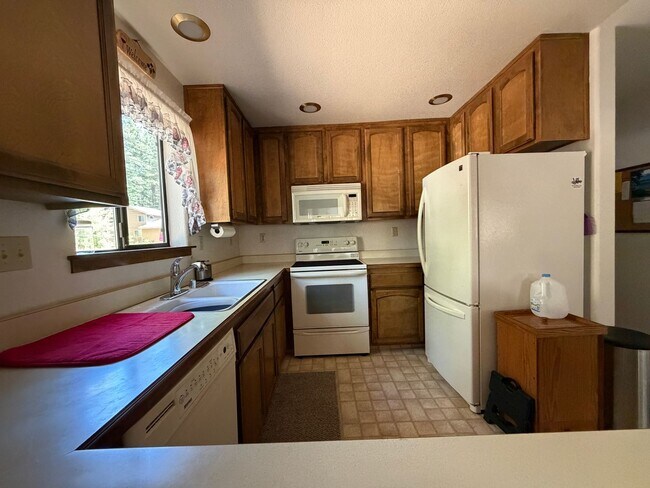 Building Photo - 4 Bed, 2 Bath Home on Large Corner Lot Near the Y