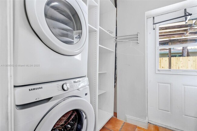 Building Photo - 13820 SW 82nd Ave