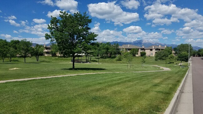 Building Photo - Spacious 2 Bed / 2 Bath Townhome with Garage