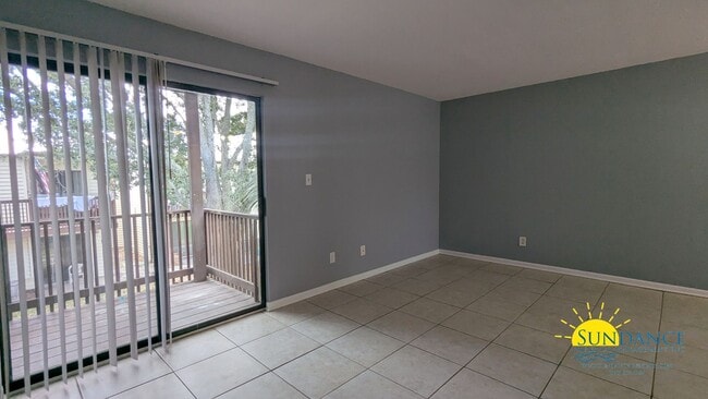 Building Photo - Renovated 1 Bedroom Waterfront Unit in Fort Walton Beach!