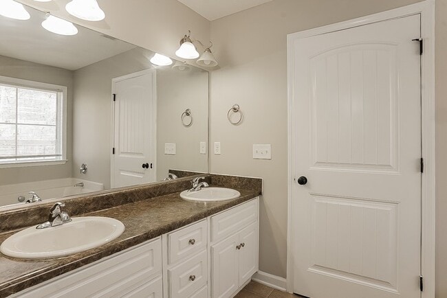 Building Photo - Gorgeous Two-Story Home in Grovetown, GA