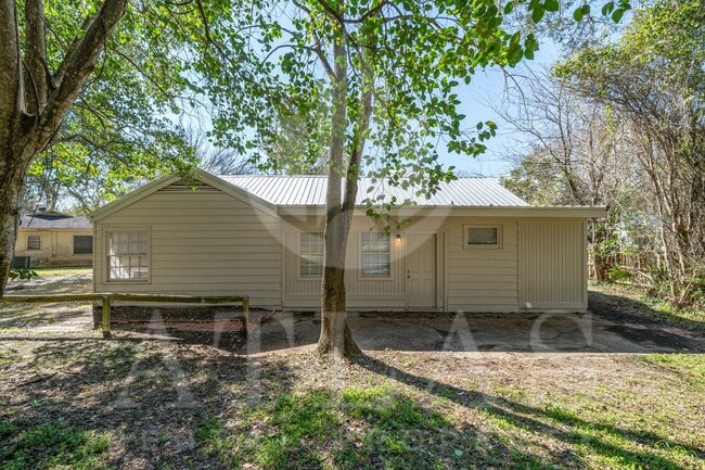 Building Photo - Spacious 3BR/2BA – 1,480 Sq Ft of Comforta...