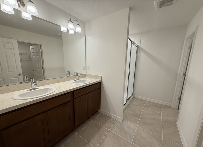 Building Photo - 215 Glass Onion Dr