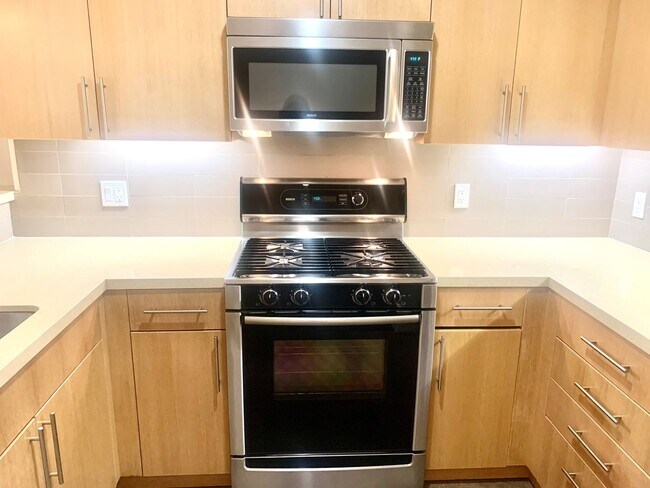 Building Photo - Spacious Centrally Located 1 bed + Den/ 1....