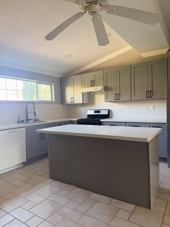 Building Photo - 1641 E Hillcrest Dr