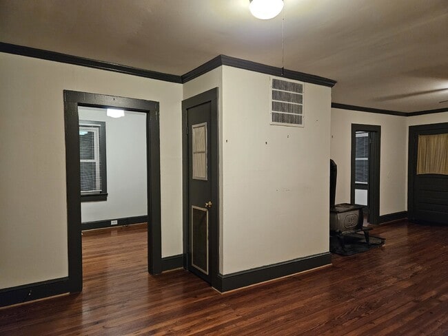 Building Photo - 2 BR, 1 BA on 1 ACRE