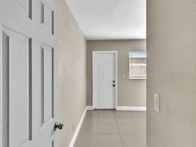 Building Photo - 705 SW 15th Ave