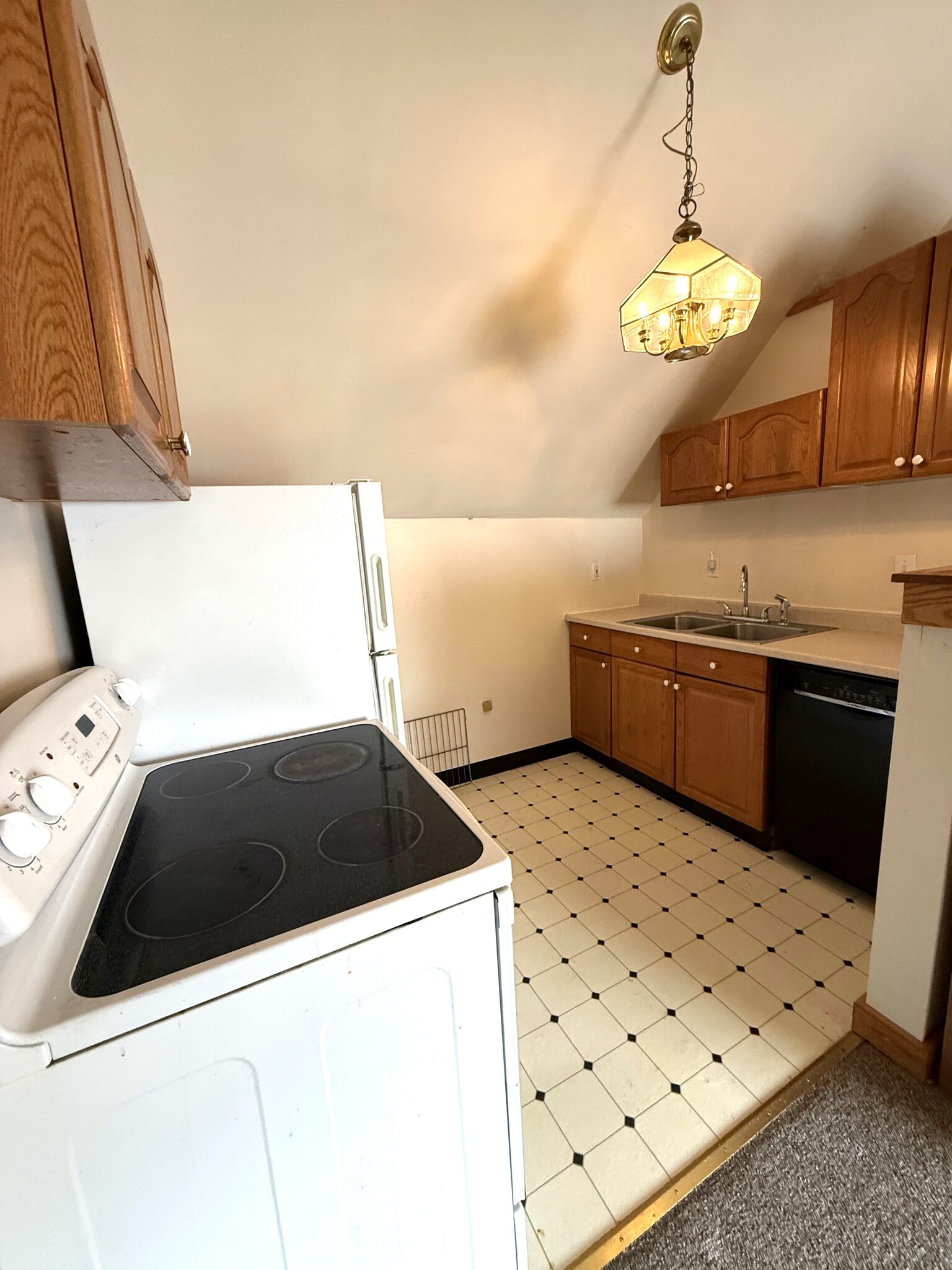 Building Photo - 913 W 9th St