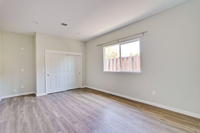 Building Photo - Excellent 2 bed 1 Bath ADU