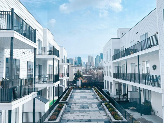 Building Photo - 425 3rd St