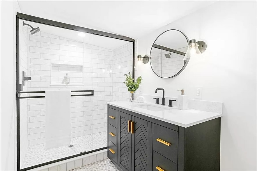 Building Photo - Room in House on Evans Dr SW