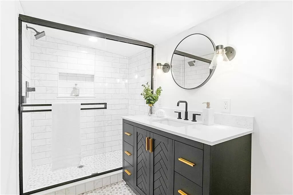 Building Photo - Room in House on Evans Dr SW