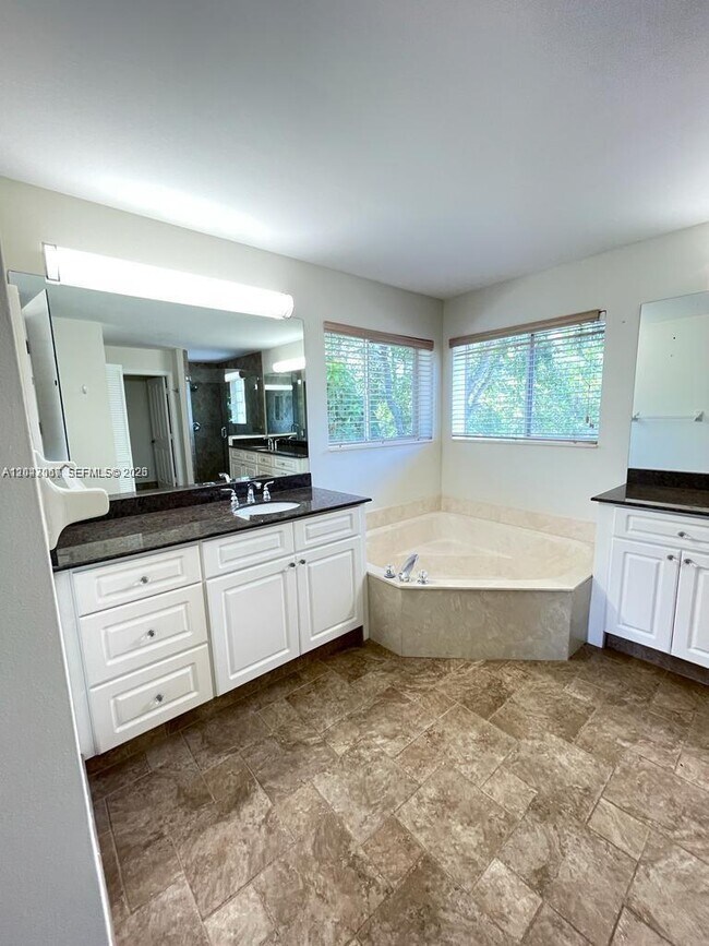 Building Photo - 558 Stonemont Dr