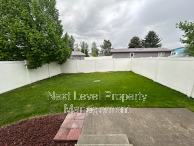 Building Photo - 1975 Greatview Dr