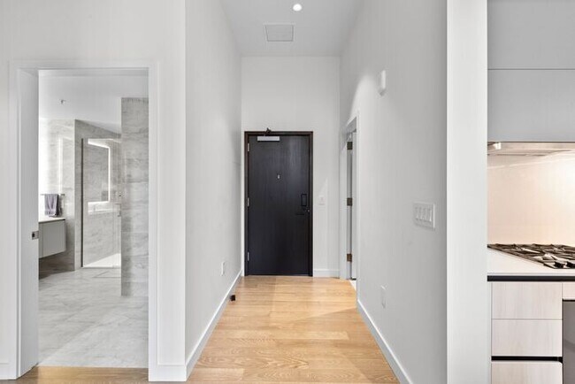 Building Photo - Luxury Executive Condo w/AC in the Heart o...