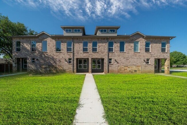 Building Photo - BEAUTIFUL TOWNHOME FOR RENT IN RICHLAND HI...