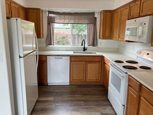 Building Photo - Three Bedroom Duplex in North Salem