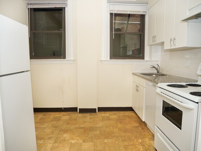 Building Photo - 1370 Beacon St