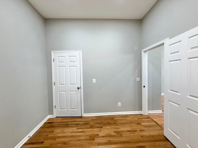 Building Photo - 1013 W 19th St