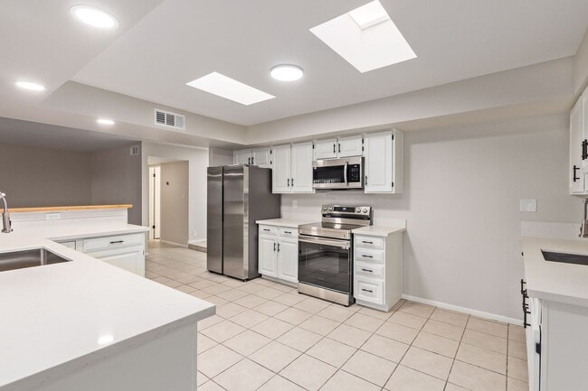 Building Photo - Beautifully updated Ranch Style Home