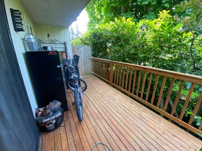 Building Photo - Spacious 2-Bedroom Townhome in Fairhaven with Spacious Fenced Yard