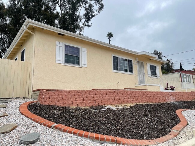 Building Photo - 3 Bed, 2 Bath House, New Kitchen plus 2 Bonus Rooms/Office in La Mesa!