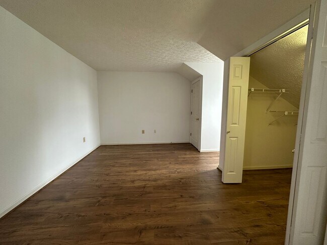 Building Photo - 2 Bedroom / 2 Bath Brick Condo - Bristol, TN