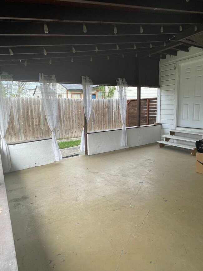 Building Photo - Charming Olmos Park Terrace Rental
