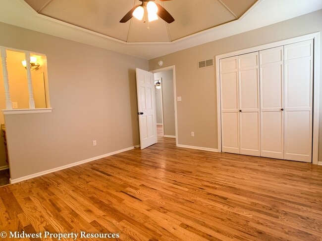Building Photo - Spacious home with so many updates!  3 bedroom 2.5 baths in Blue Springs