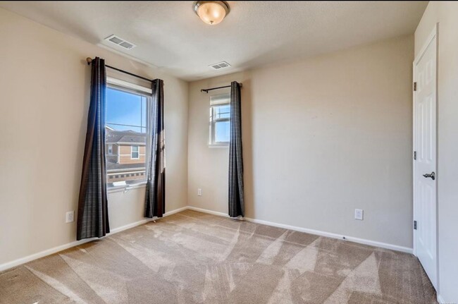 Building Photo - Spacious 3-Bed, 2.5-Bath Townhouse in Waln...