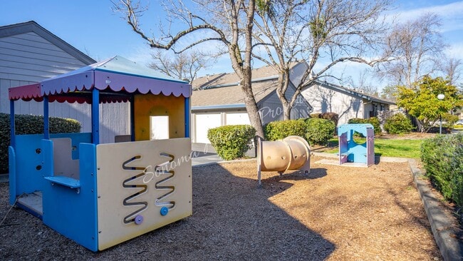 Building Photo - Lovely 3 Bedroom Townhouse ~ Water Included