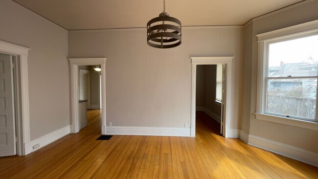 Building Photo - Beautiful 3 bed/2 bath Near Downtown!