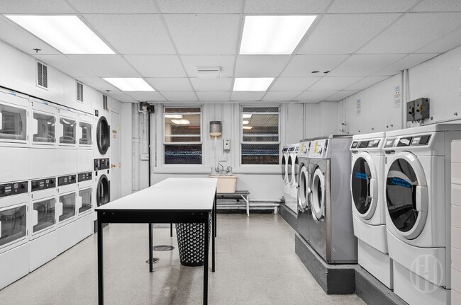 Building Photo - 321 E 43rd St