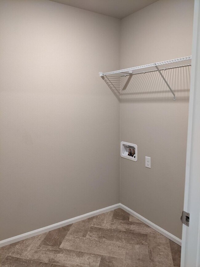 Building Photo - 4/2.5 Townhouse for rent in DuPont!
