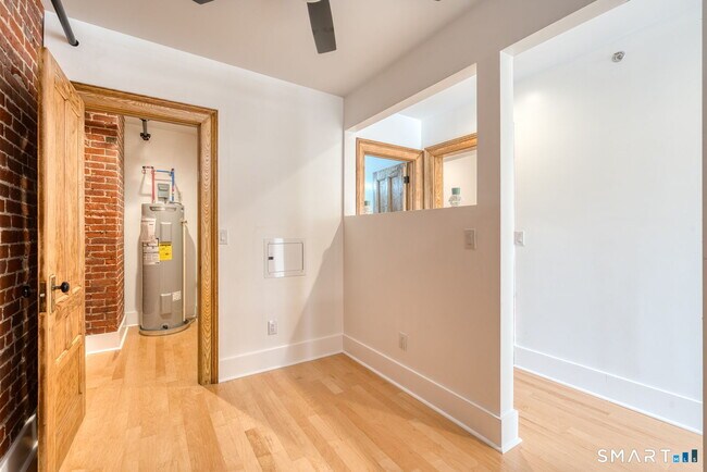 Building Photo - 11 Main St