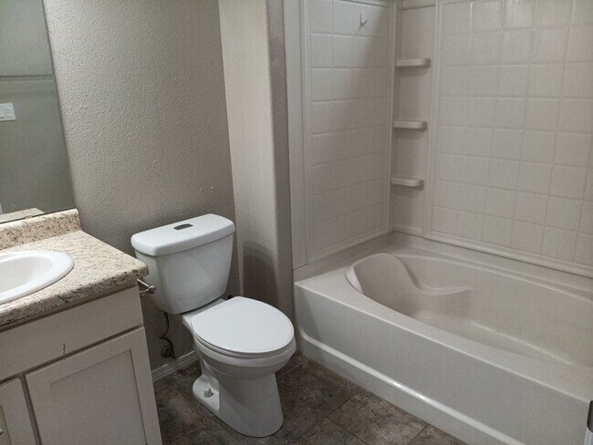 Building Photo - Beautiful 3-Bedroom, 2 Bathroom Located in...