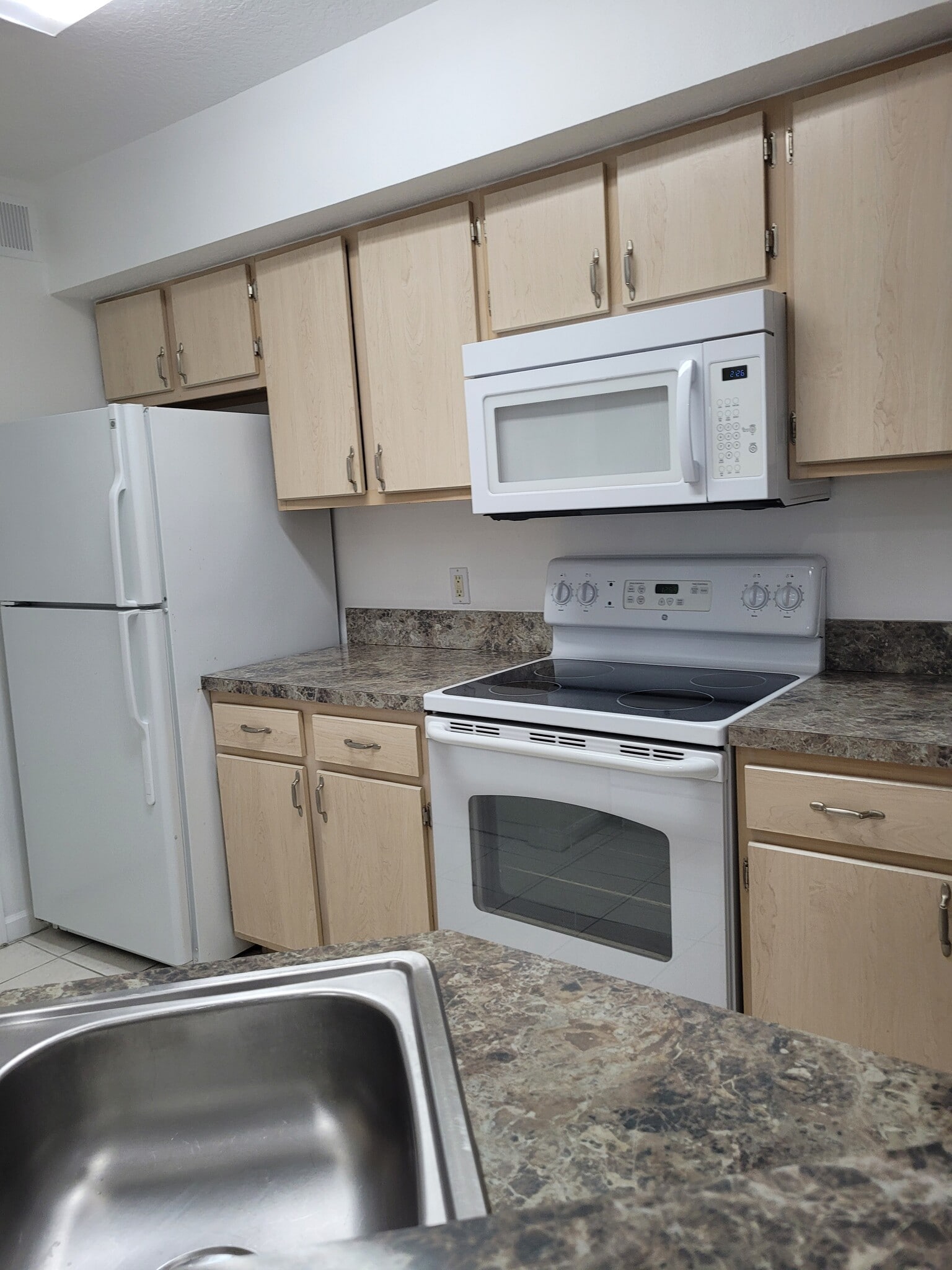 Kitchen - 712 Crest Pines Dr