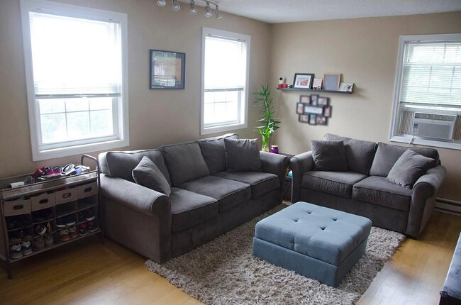 Building Photo - Bright and spacious end-unit townhouse