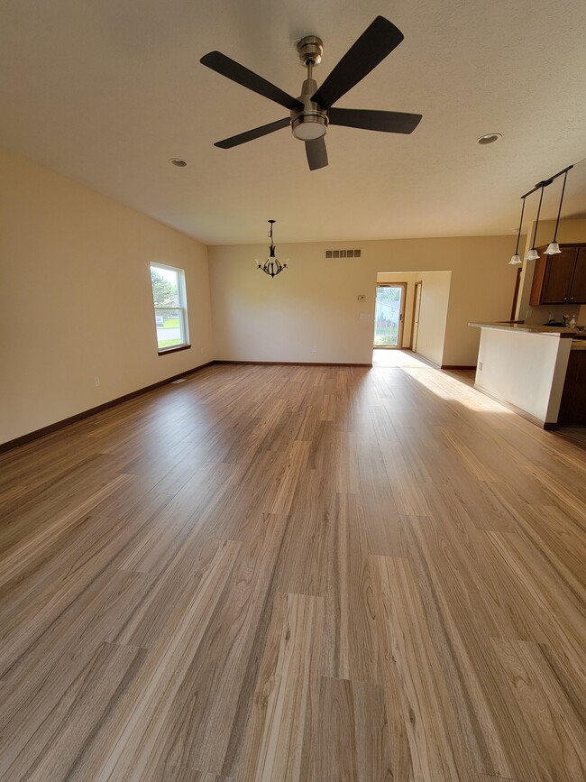 Building Photo - 6585 Grosse Dr