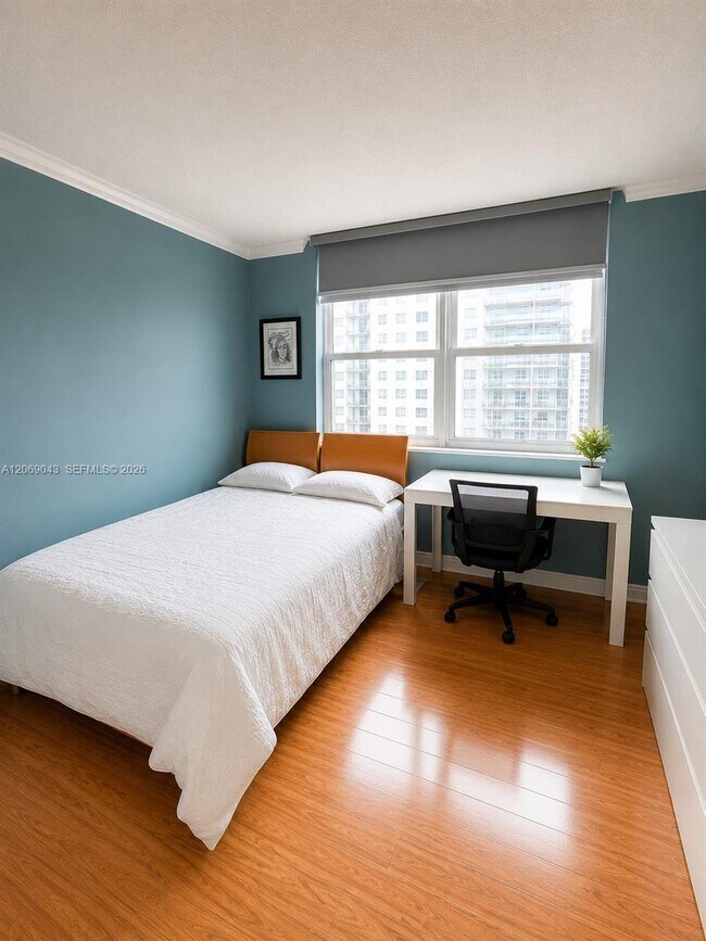 Building Photo - 1155 Brickell Bay Dr