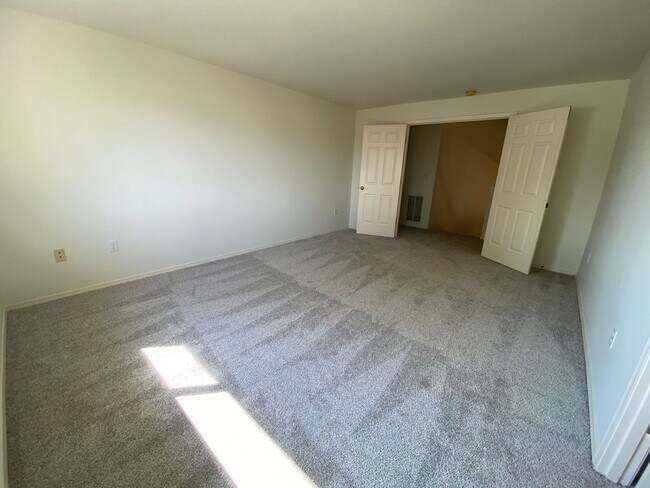 Building Photo - Spacious 4 bedroom 2.5 traditional house