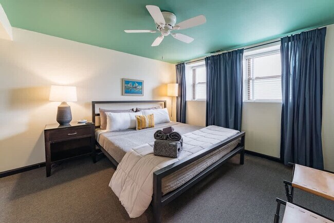 Building Photo - 1708 W Waveland Ave