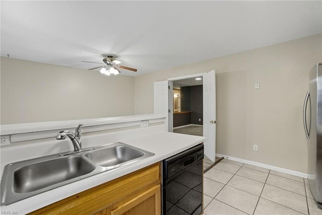 Building Photo - 716 Aylesbury Dr