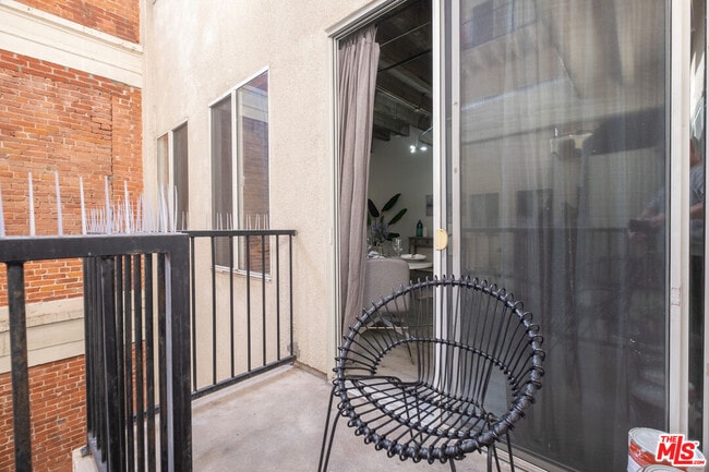 Building Photo - 312 W 5th St