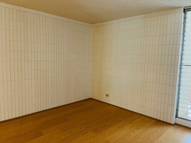 Building Photo - Partly Furnished 3-bedroom, 2-bath condo a...